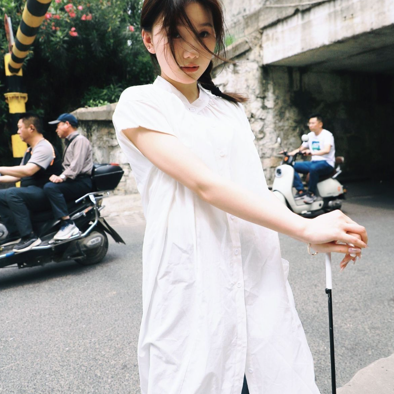 法式慵懶棉麻洋裝 短袖中長版寬鬆顯瘦 抓褶圓領 口袋設計