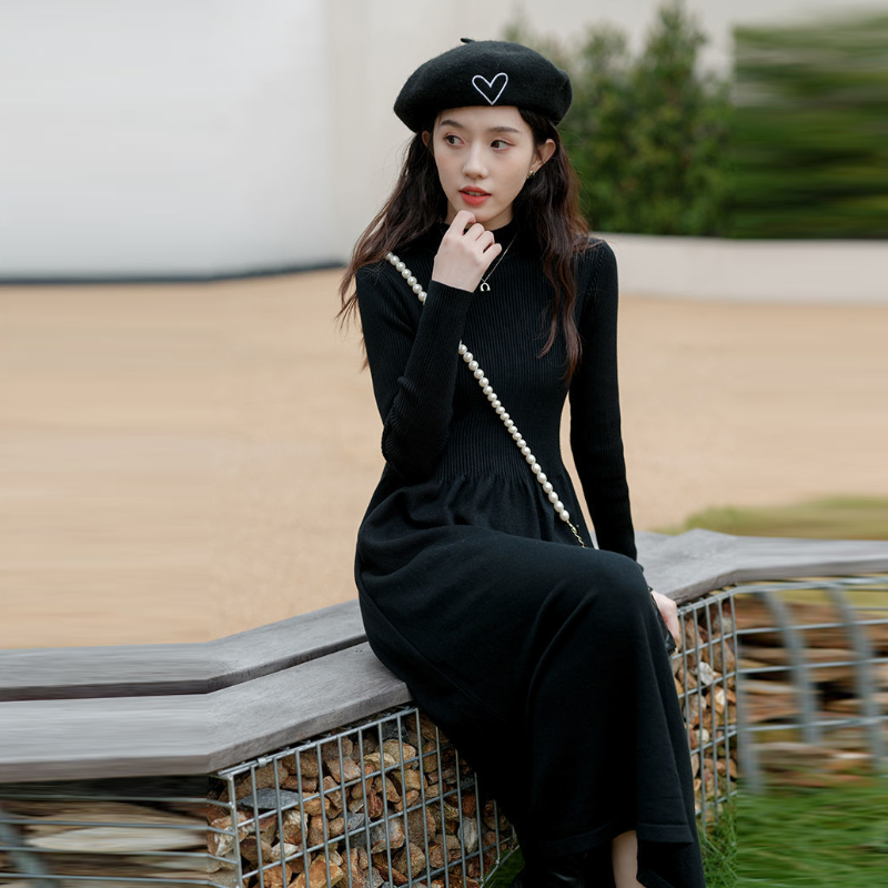 赫本風小黑針織長洋裝 過膝長度 修身剪裁 秋冬搭大衣超有型