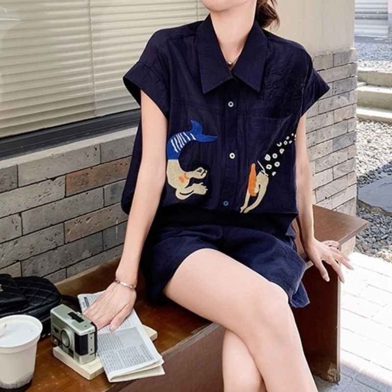 藏藍刺繡短袖襯衫套裝 亞麻感布料 休閒減齡穿搭 短褲兩件式