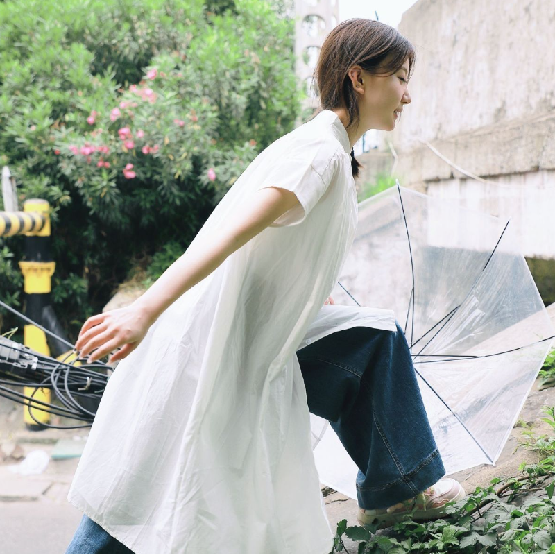 法式慵懶棉麻洋裝 短袖中長版寬鬆顯瘦 抓褶圓領 口袋設計