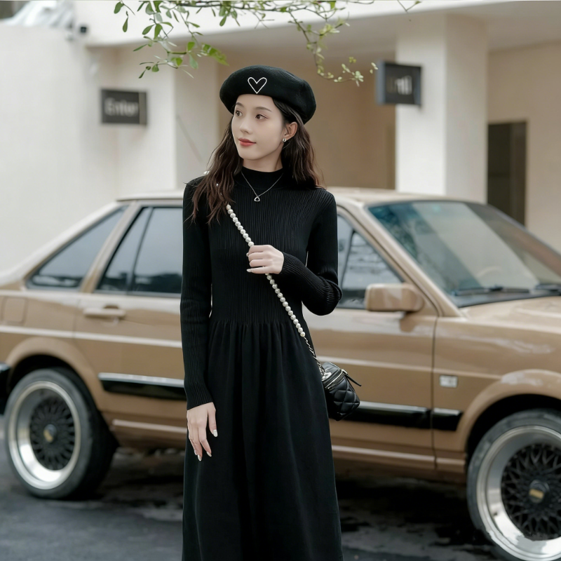 赫本風小黑針織長洋裝 過膝長度 修身剪裁 秋冬搭大衣超有型