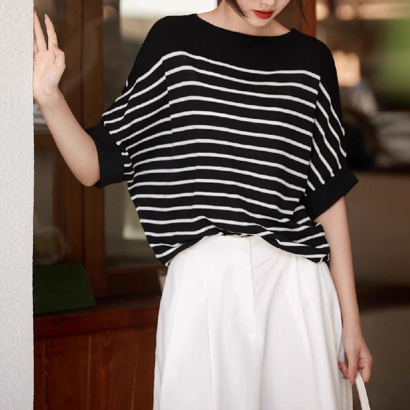涼感冰絲逆齡短袖上衣 天絲觸感鎖骨微露不曝曬 懶人穿搭百搭條紋蝙蝠袖