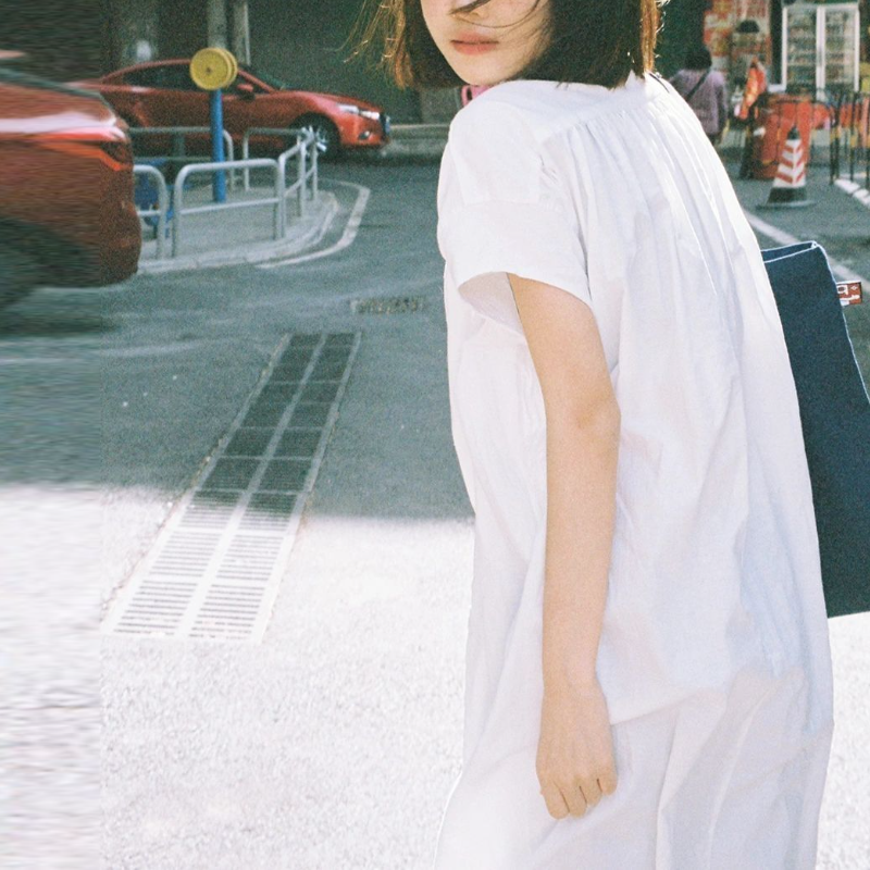 法式慵懶棉麻洋裝 短袖中長版寬鬆顯瘦 抓褶圓領 口袋設計