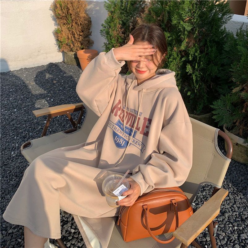 韓系字母印花連帽刷毛洋裝 寬鬆剪裁 過膝側開衩