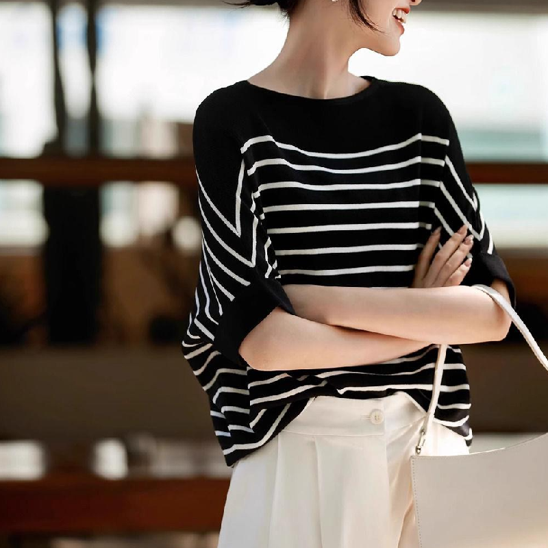 涼感冰絲逆齡短袖上衣 天絲觸感鎖骨微露不曝曬 懶人穿搭百搭條紋蝙蝠袖