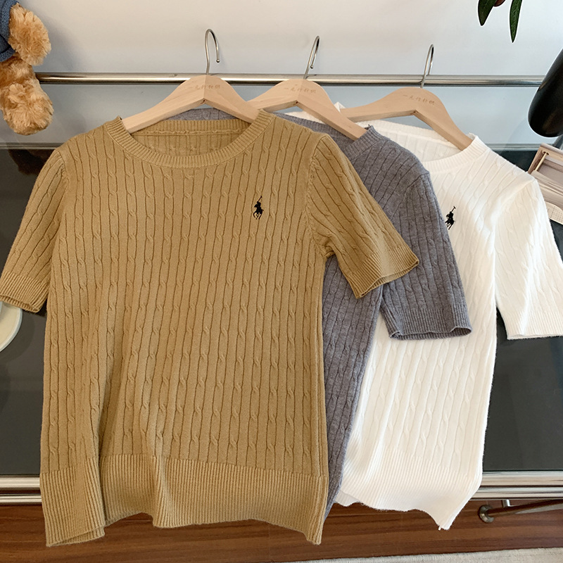 親膚軟Q麻花針織上衣 短袖 圓領 透氣棉紗 小馬刺繡點綴