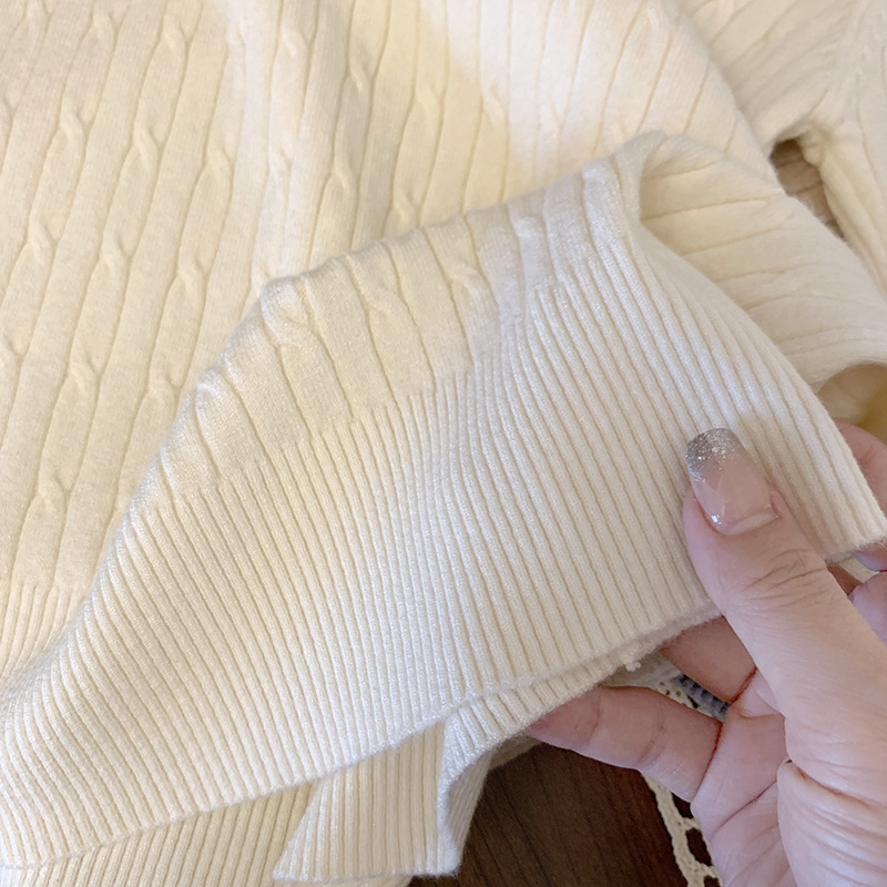 親膚軟Q麻花針織上衣 短袖 圓領 透氣棉紗 小馬刺繡點綴