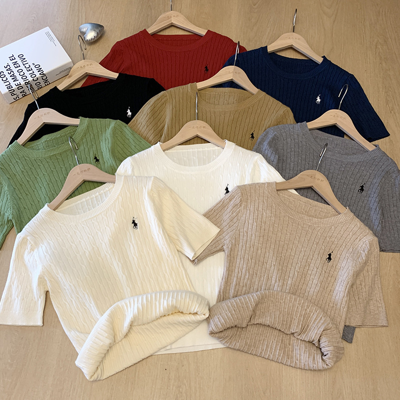 親膚軟Q麻花針織上衣 短袖 圓領 透氣棉紗 小馬刺繡點綴