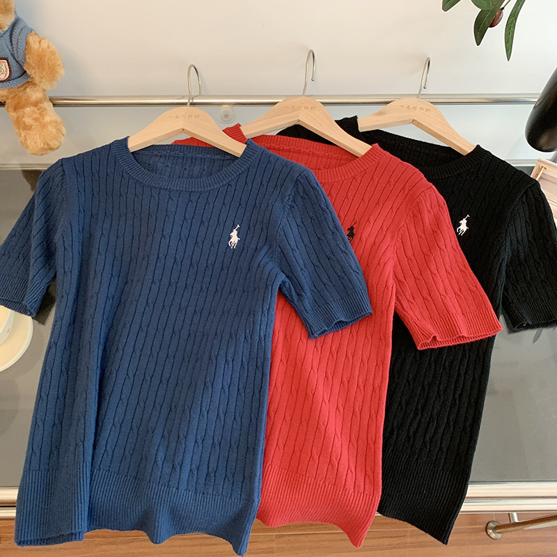 親膚軟Q麻花針織上衣 短袖 圓領 透氣棉紗 小馬刺繡點綴