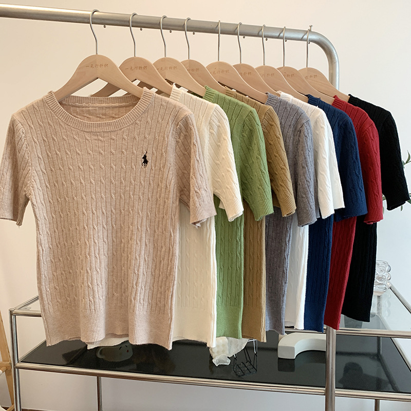 親膚軟Q麻花針織上衣 短袖 圓領 透氣棉紗 小馬刺繡點綴