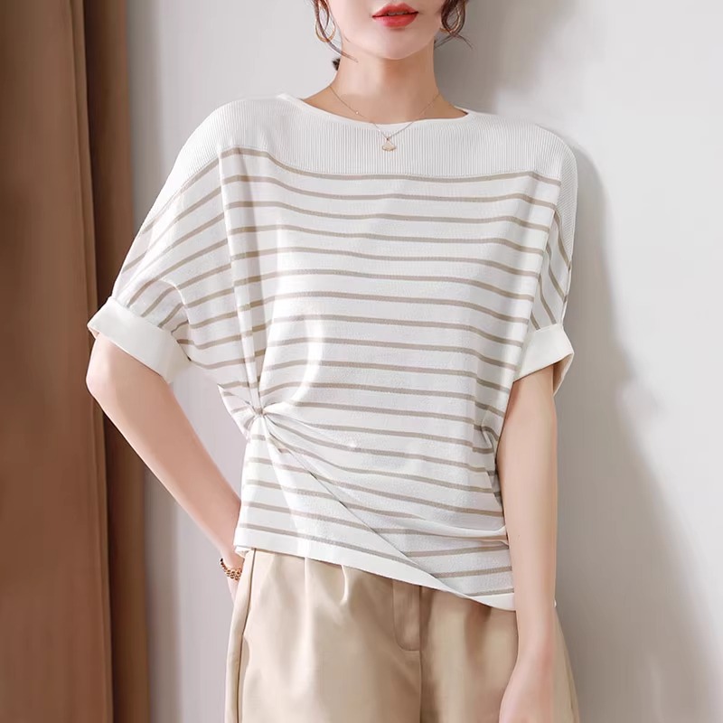 涼感冰絲逆齡短袖上衣 天絲觸感鎖骨微露不曝曬 懶人穿搭百搭條紋蝙蝠袖