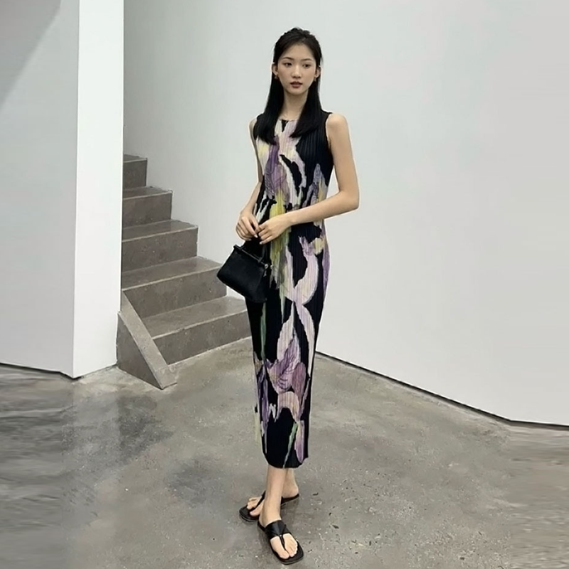 立體壓褶印花無袖洋裝 優雅氣質設計 寬鬆修身感圓領長洋裝