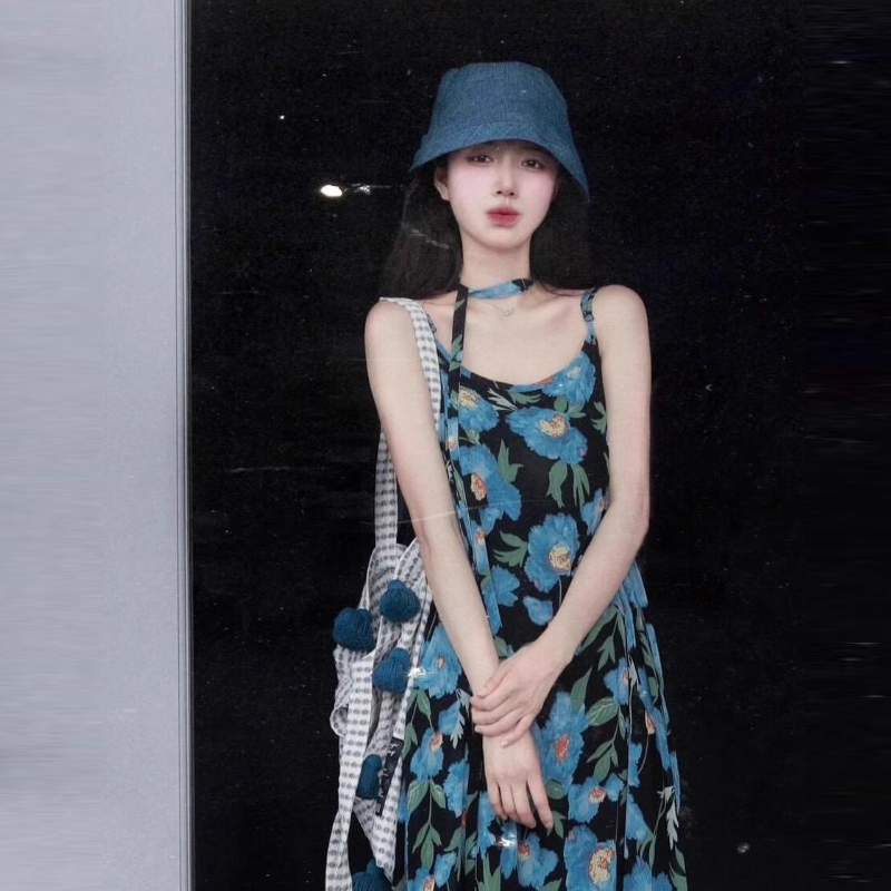 藍色花卉細肩帶長洋裝 法式度假風