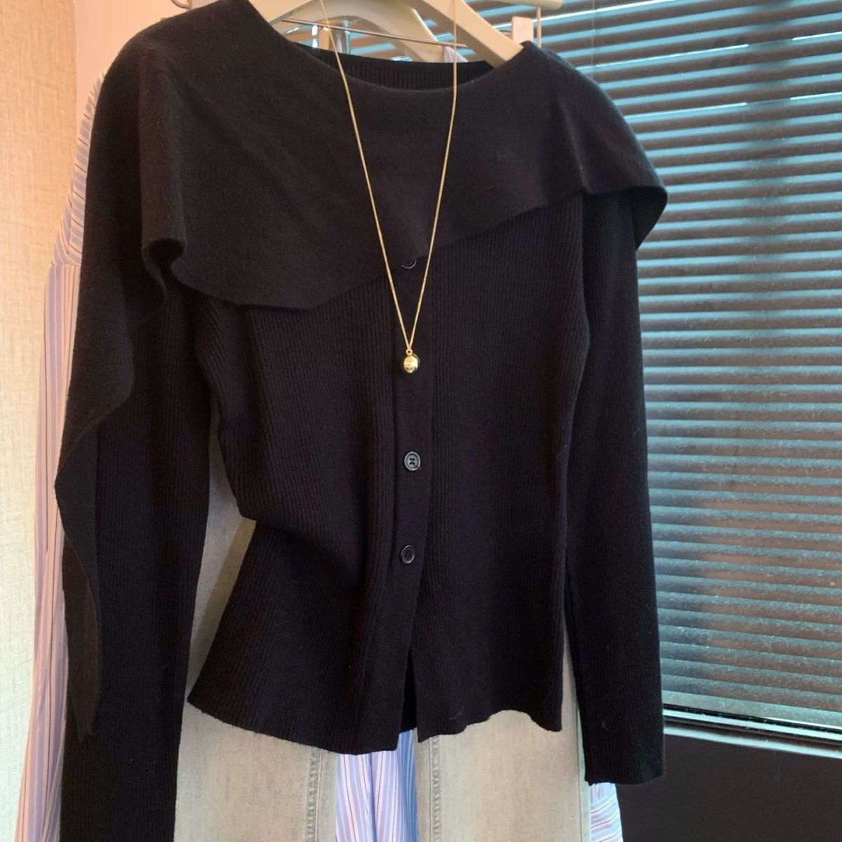 質感斗篷領披肩感針織上衣 斗篷領設計 排扣開襟 修身顯瘦