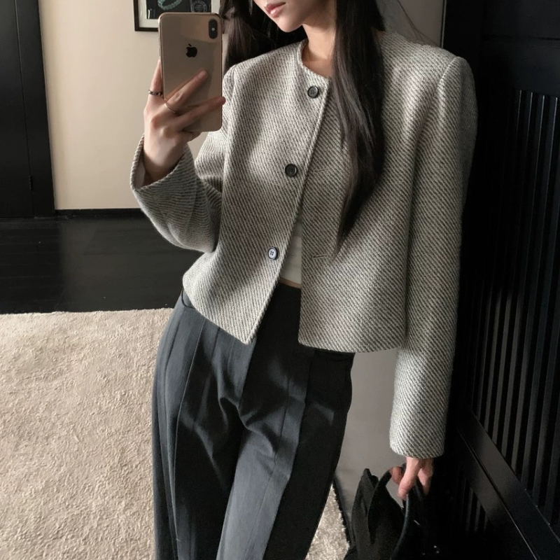 復古小香風圓領單排扣短版外套 質感織紋設計
