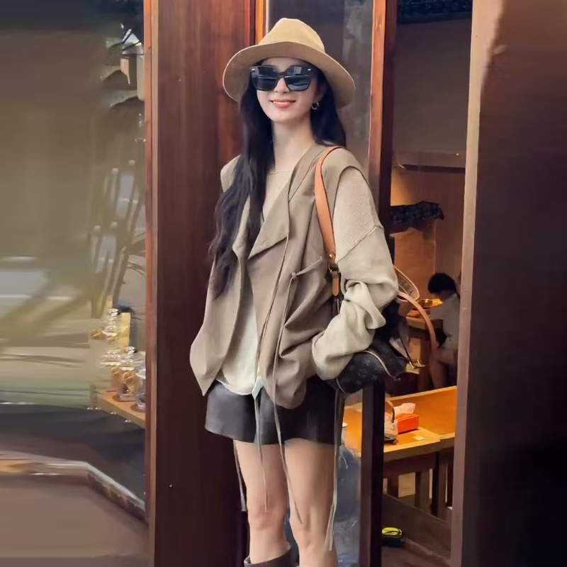 早秋三件式套裝 背心外套＋針織長袖上衣＋仿皮短褲 休閒寬鬆 顯瘦成套