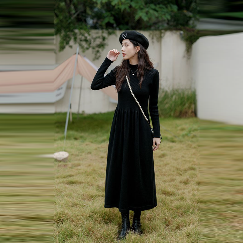 赫本風小黑針織長洋裝 過膝長度 修身剪裁 秋冬搭大衣超有型