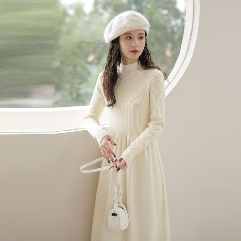 赫本風小黑針織長洋裝 過膝長度 修身剪裁 秋冬搭大衣超有型