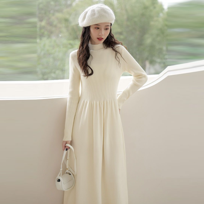 赫本風小黑針織長洋裝 過膝長度 修身剪裁 秋冬搭大衣超有型