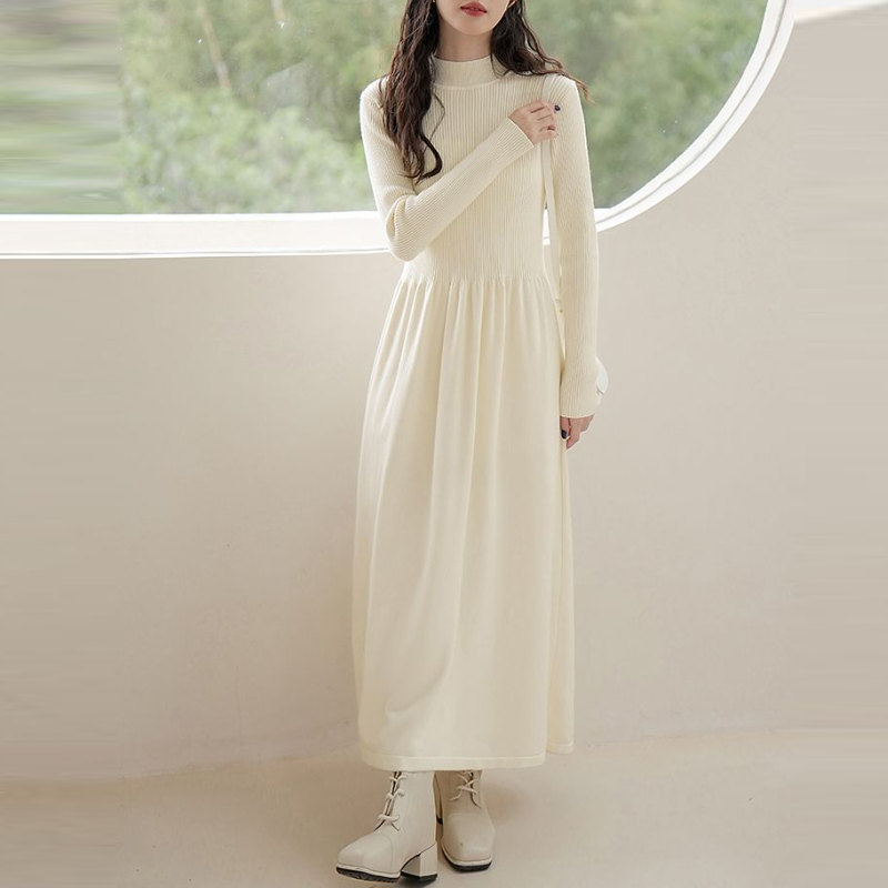 赫本風小黑針織長洋裝 過膝長度 修身剪裁 秋冬搭大衣超有型