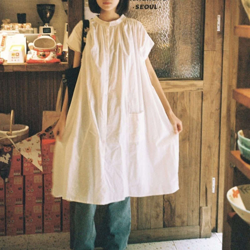 法式慵懶棉麻洋裝 短袖中長版寬鬆顯瘦 抓褶圓領 口袋設計