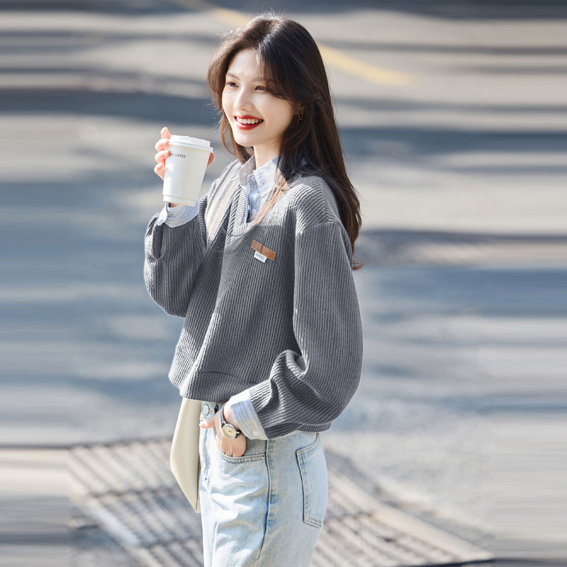 翻領條紋針織拼接假兩件上衣 休閒剪裁 春秋百搭款