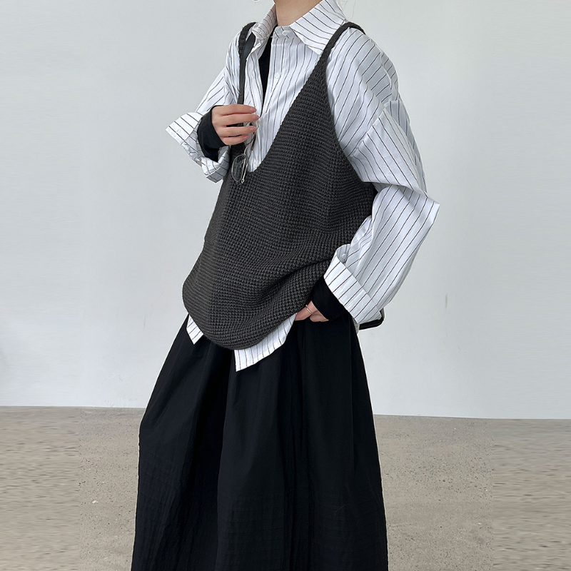 寬鬆針織背心 短版深V 外搭疊穿 慵懶感（Old Money Style）