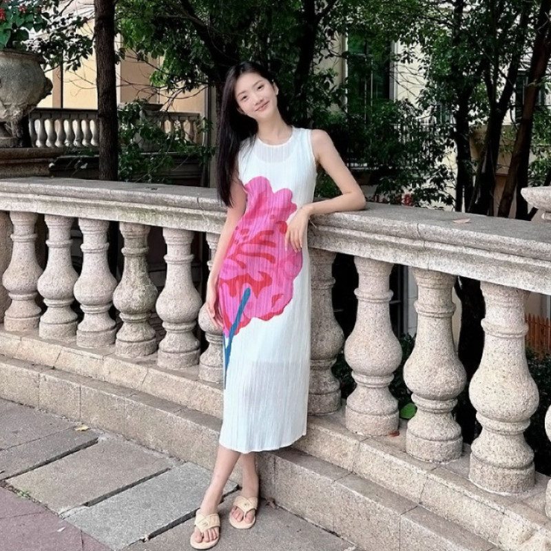 立體壓褶印花無袖洋裝 優雅氣質設計 寬鬆修身感圓領長洋裝
