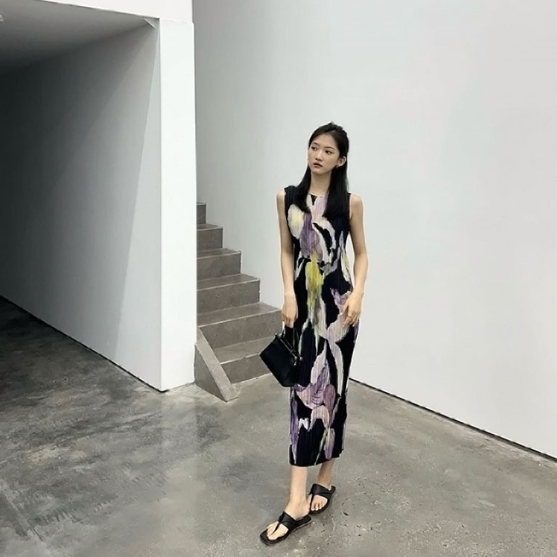 立體壓褶印花無袖洋裝 優雅氣質設計 寬鬆修身感圓領長洋裝