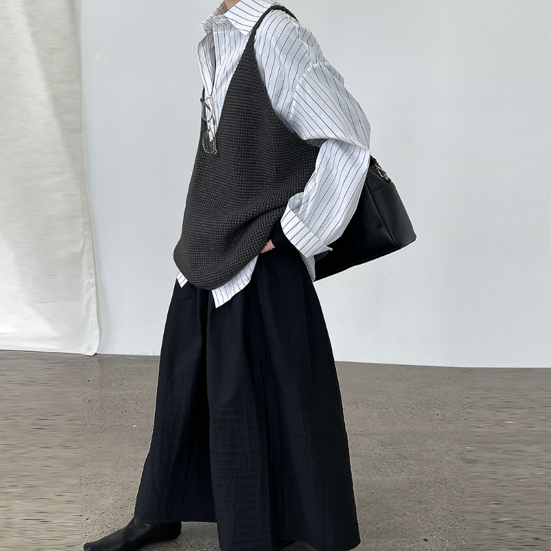 寬鬆針織背心 短版深V 外搭疊穿 慵懶感（Old Money Style）