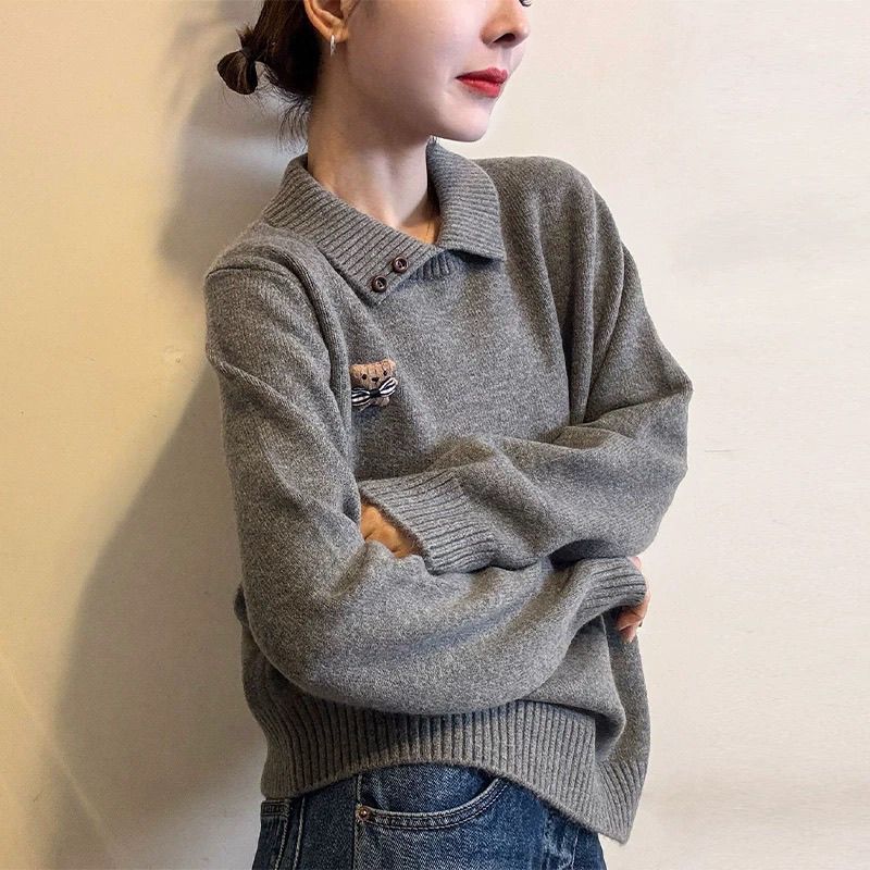 POLO領設計感針織上衣 卡通胸針造型 秋冬氣質毛衣