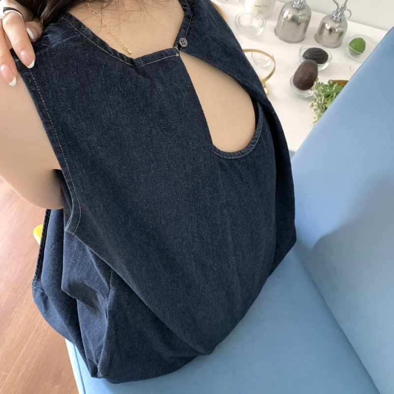 牛仔背心洋裝 後背設計造型 寬鬆圓領剪裁 輕鬆百搭款