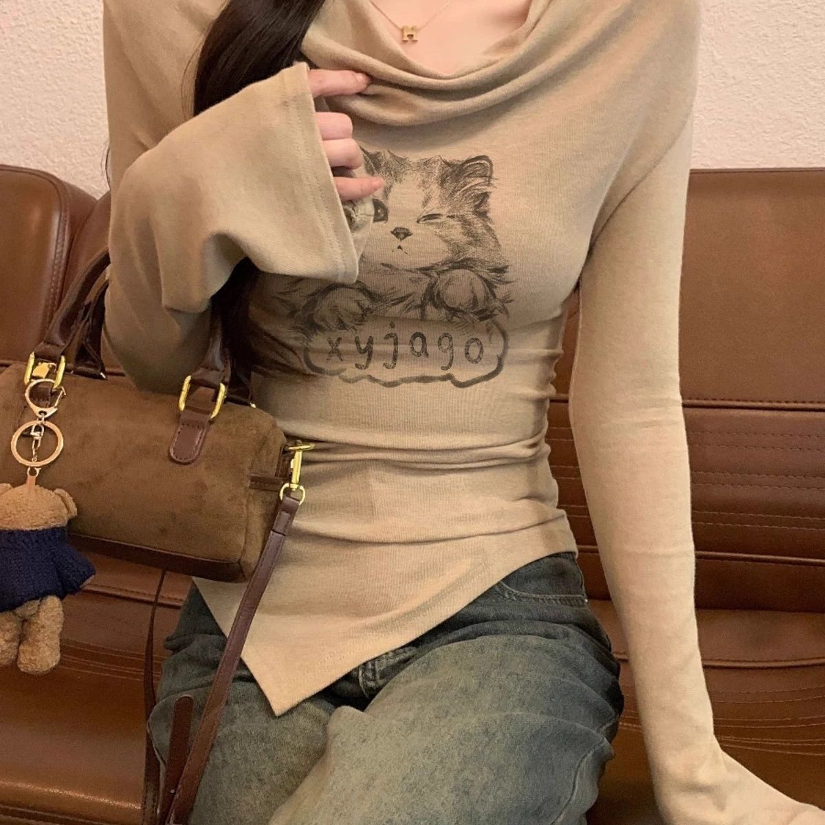 垂墜領長袖T 小貓印花 修身版 不對稱斜下擺 秋冬內搭