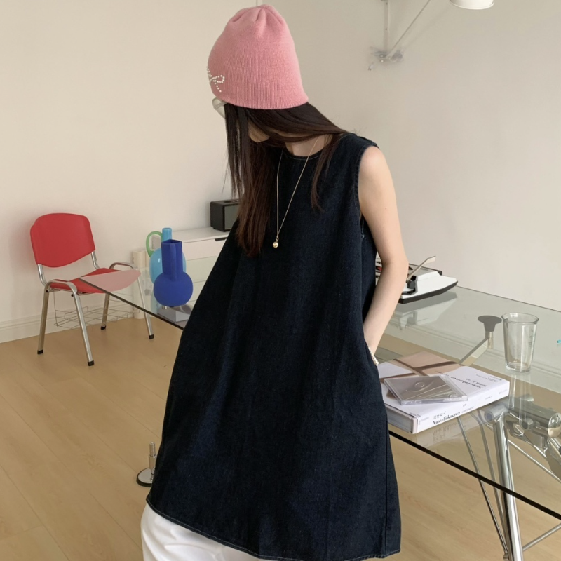 牛仔背心洋裝 後背設計造型 寬鬆圓領剪裁 輕鬆百搭款