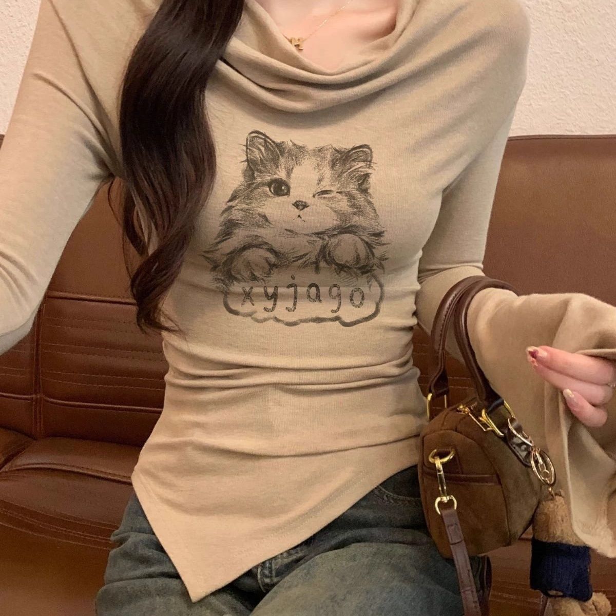 垂墜領長袖T 小貓印花 修身版 不對稱斜下擺 秋冬內搭