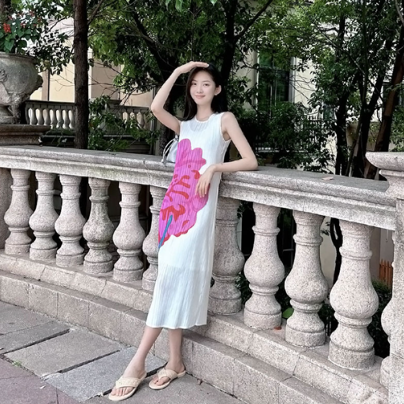 立體壓褶印花無袖洋裝 優雅氣質設計 寬鬆修身感圓領長洋裝