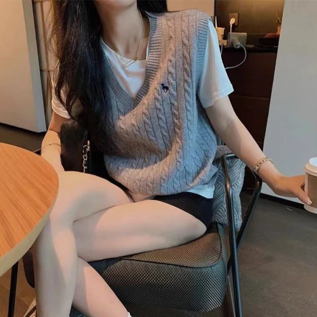 美式復古麻花針織背心 V領設計 寬鬆慵懶感無袖上衣