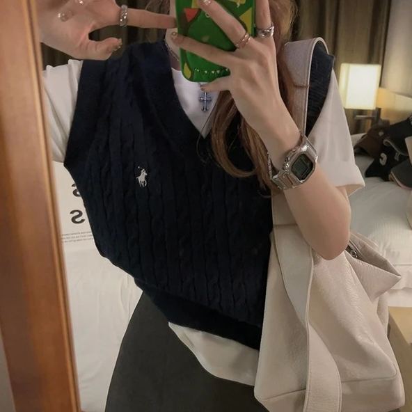 美式復古麻花針織背心 V領設計 寬鬆慵懶感無袖上衣