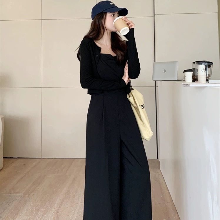 小柄女性向けのカーディガンとサロペットパンツのセットアップ