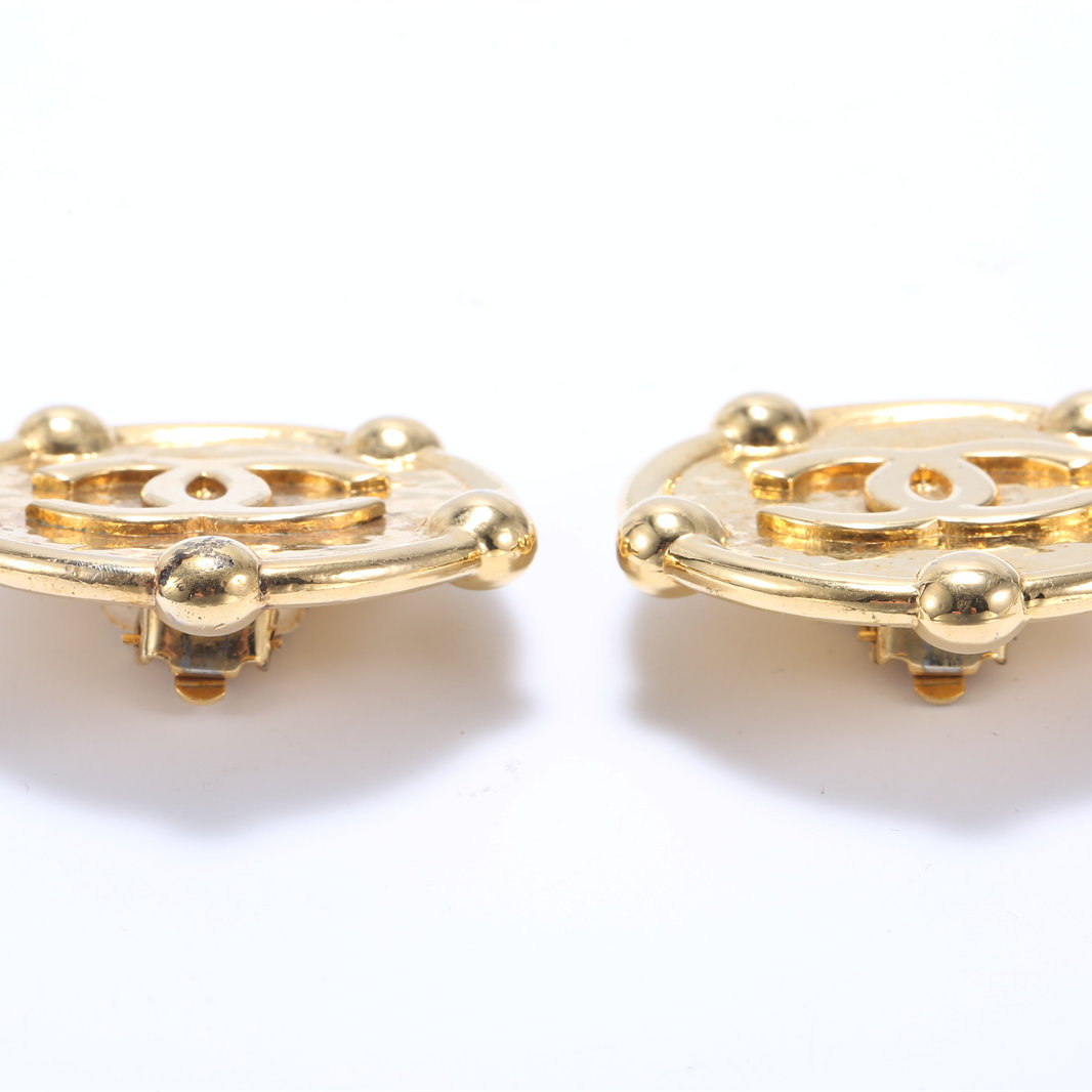 CHANEL Vintage Alloy-Hana Vintage