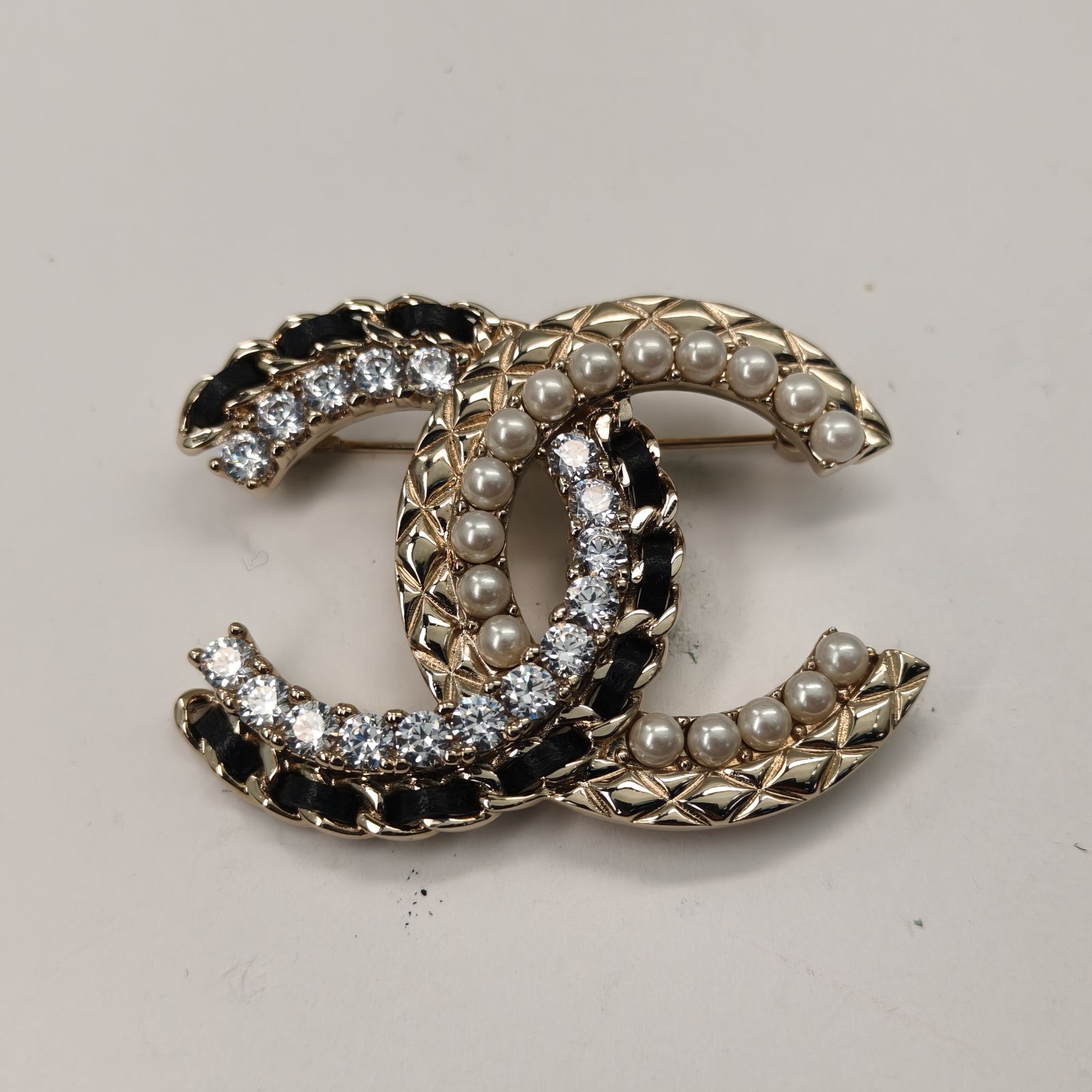 CHANEL Pearl with Diamond Brooch Alloy-Hana Vintage