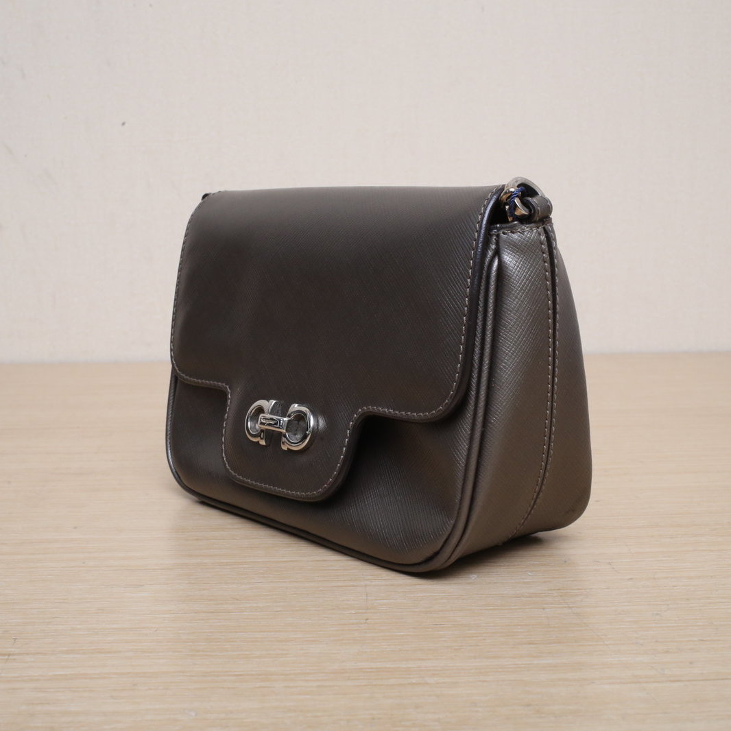 *Salvatore Ferragamo Gray leather C chain bag-Hana Vintage