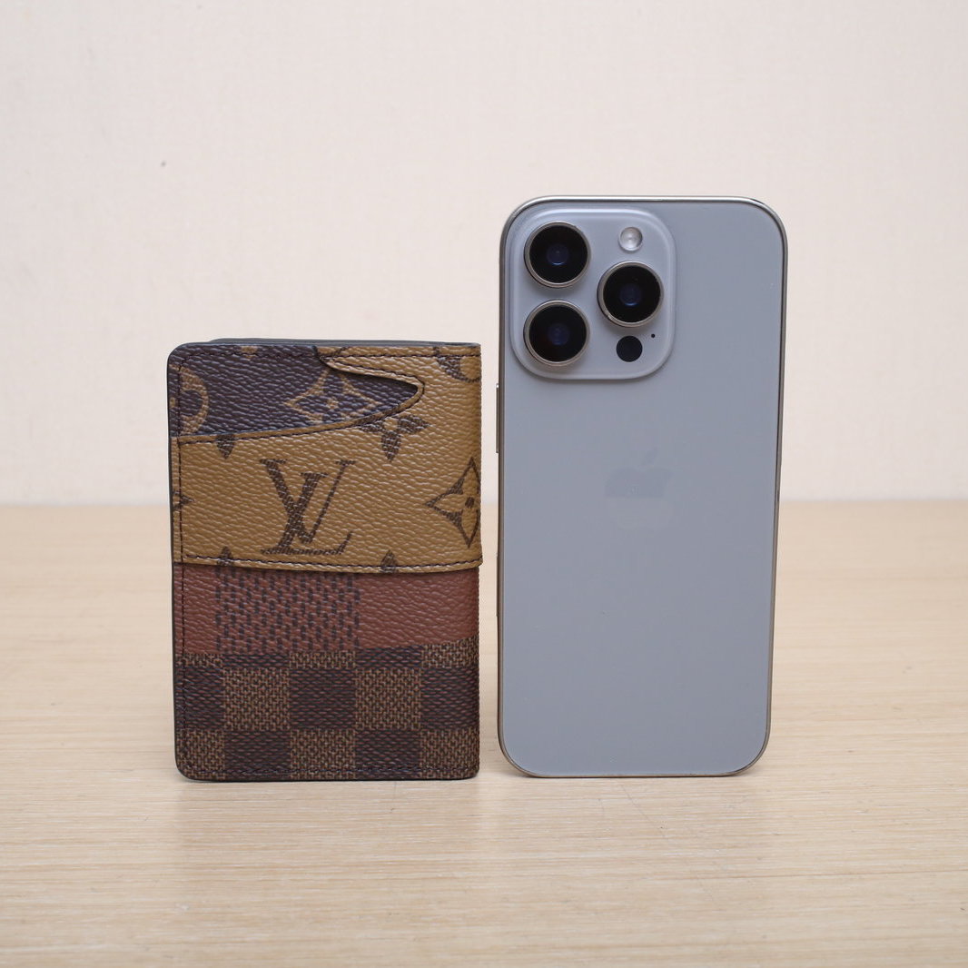 *LOUIS VUITTON Monogram PVC Chip Nigo Collaboration Monogram Card Holder-Hana Vintage