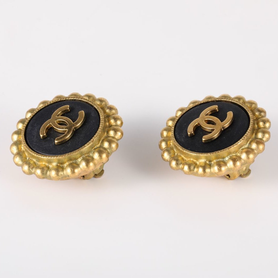 CHANEL 95P Double C LOGO Round Earrings Clip-ons Alloy-Hana Vintage