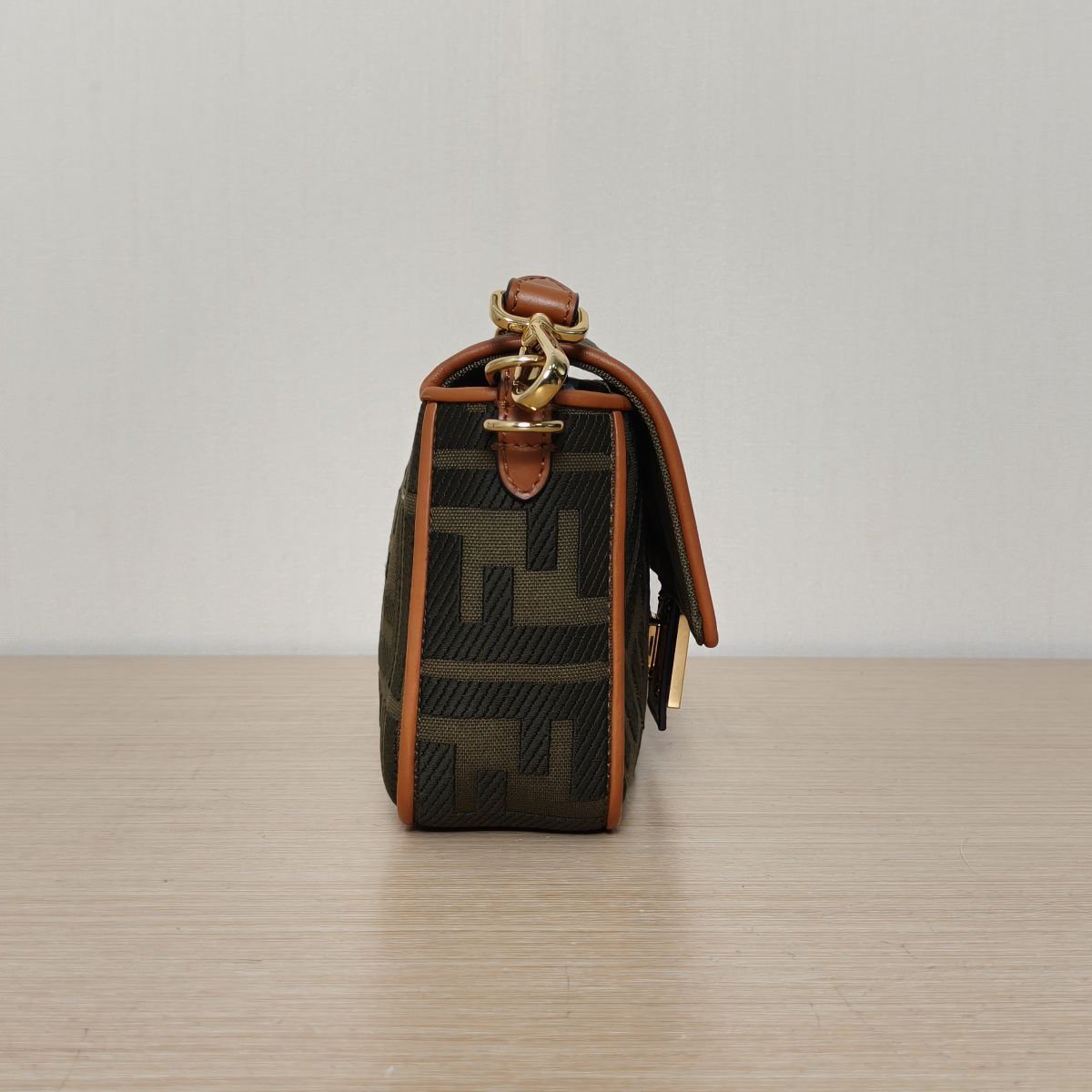 *FENDI Baguette bag Medium Size-Hana Vintage