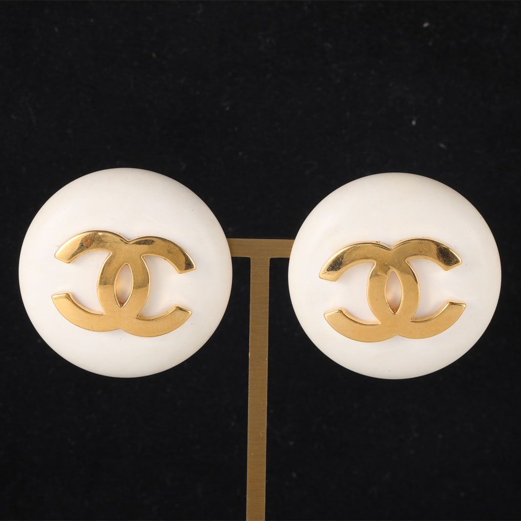 CHANEL 25 Vintage Round Double C Ear Clips Alloy-Hana Vintage