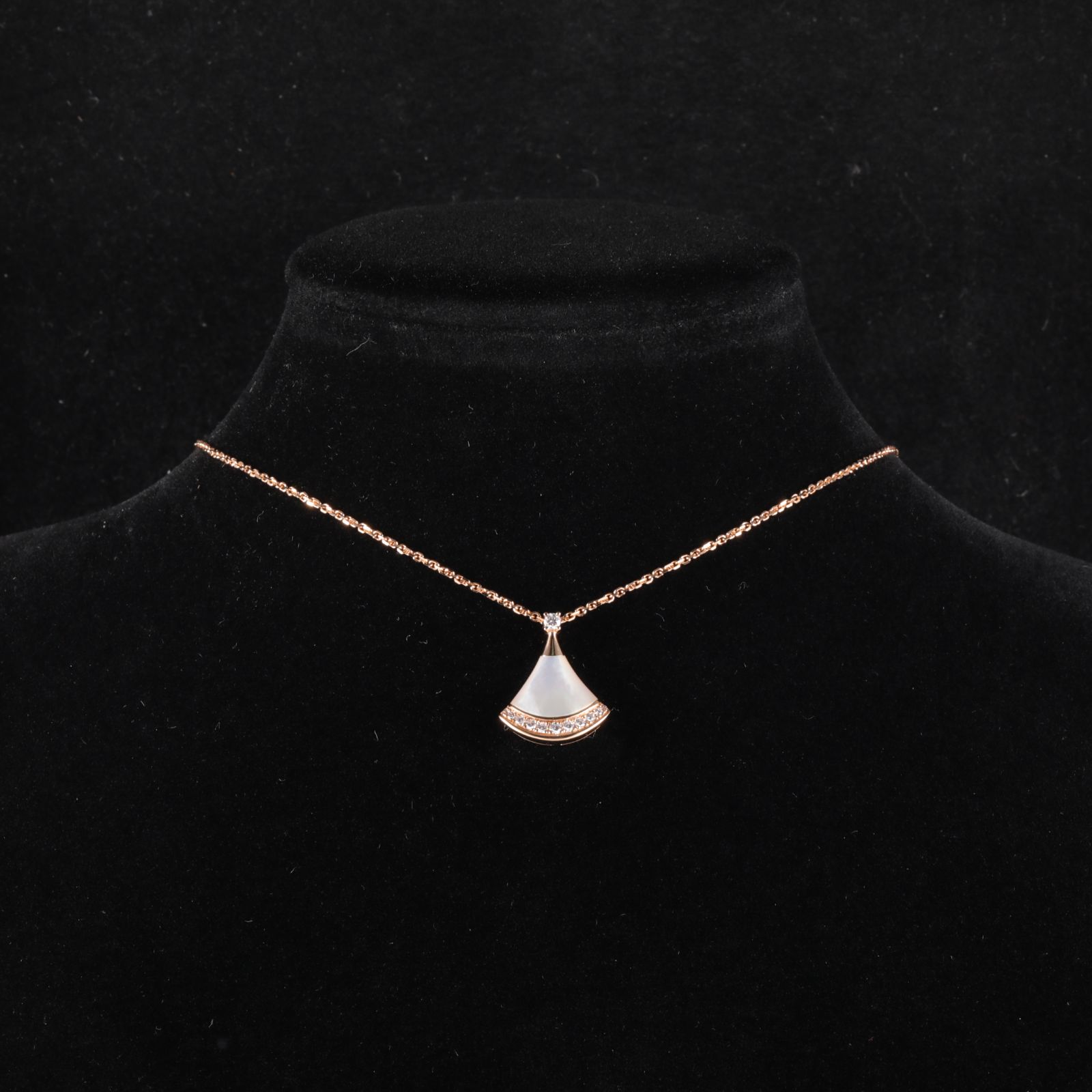 BVLGARI DIVAS DREAM Diamond Studded 18K Gold Necklace 18K Rose Gold,Diamond,Mother of Pearl-Hana Vintage