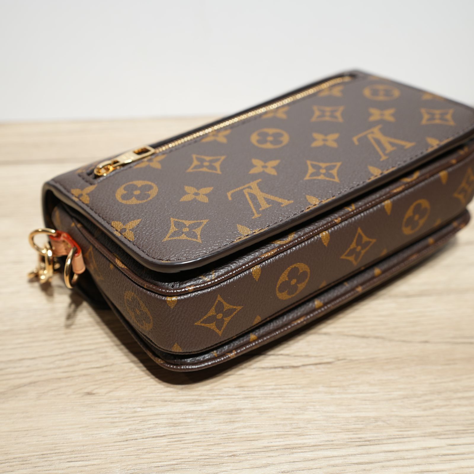 LOUIS VUITTON Metis Pochette East West Crossbody Bag