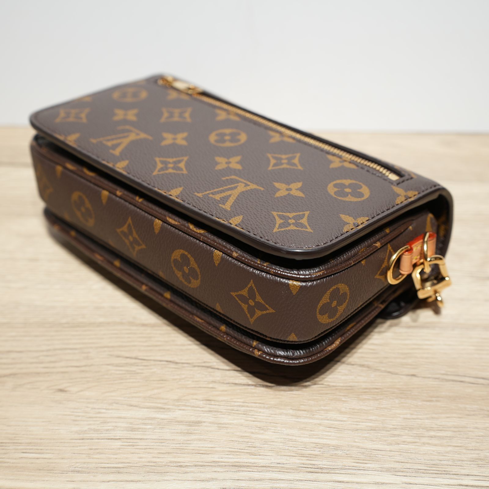 LOUIS VUITTON Metis Pochette East West Crossbody Bag