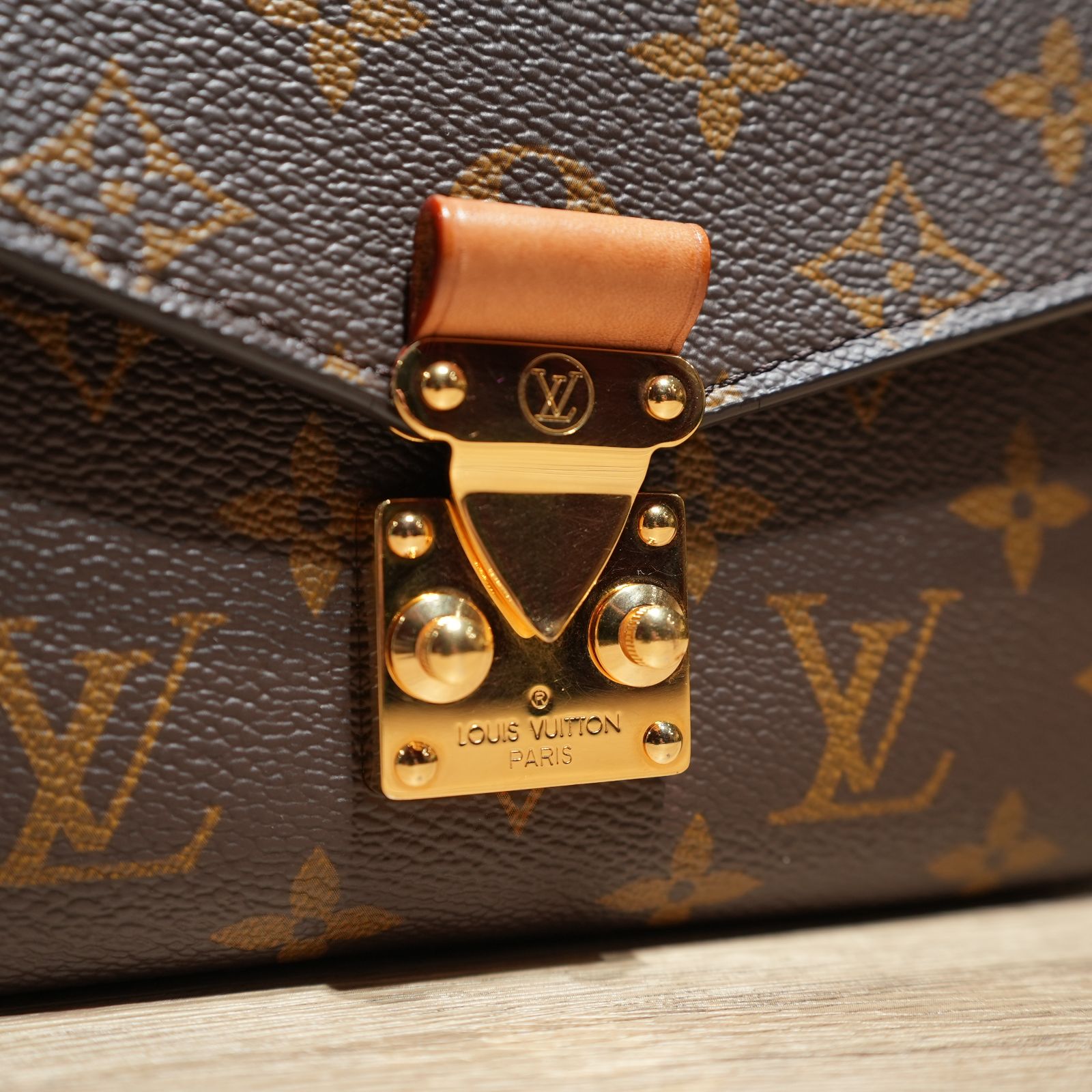 LOUIS VUITTON Metis Pochette East West Crossbody Bag